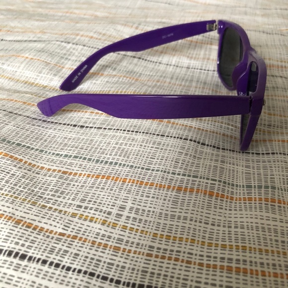 tillys Purple sunglasses - Picture 3 of 3